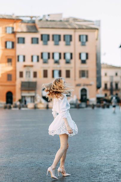Parhaat paikat matkustaa ja valokuva ampuu. Tyttö bloggaaja Roomassa kanssa sightseeing
.  - Valokuva, kuva