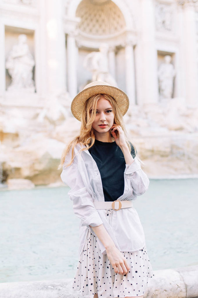 The best places for travel and photo shoots. Girl blogger in Rome with sightseeing.  - Foto, immagini