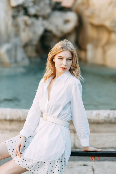 The best places for travel and photo shoots. Girl blogger in Rome with sightseeing.  - Zdjęcie, obraz