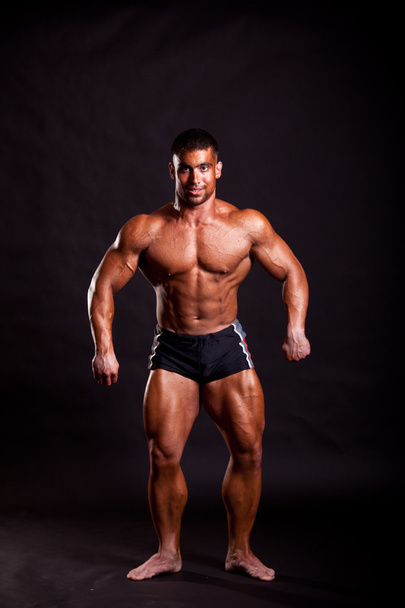 Young bodybuilder posing - Foto, imagen