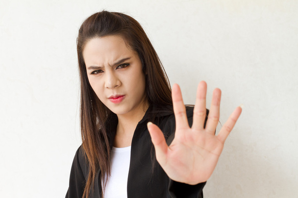 Femme en costume d'affaires montrant geste stop main
 - Photo, image