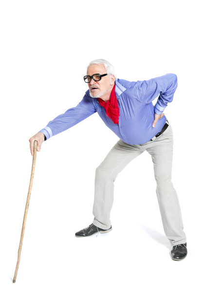 pełnej długości portret starszego mężczyznę idącego z trzciny cukrowej - Zdjęcie, obraz