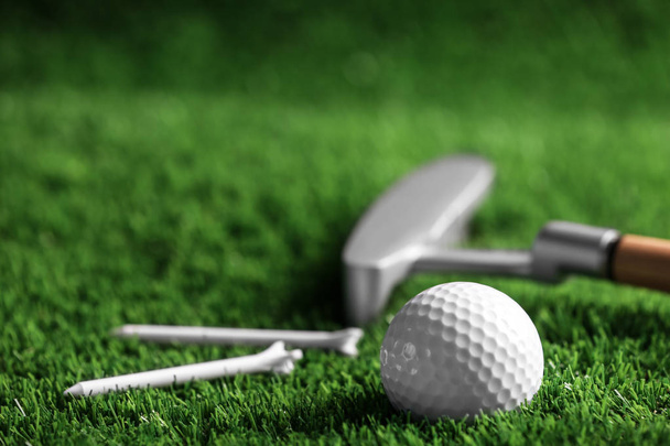Ensemble d'équipement de golf sur gazon artificiel vert
 - Photo, image
