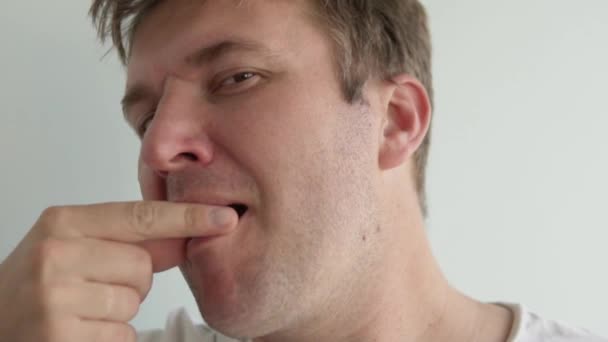 男は白い錠剤を食べて水で飲む - 映像、動画