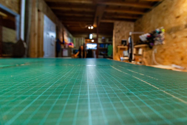 Tavolo da disegno verde nel laboratorio di cucito
 - Foto, immagini