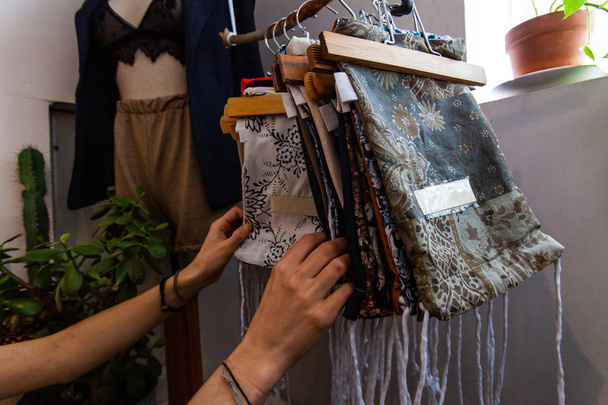 Jeune femme shopping pour des sacs de mode
 - Photo, image