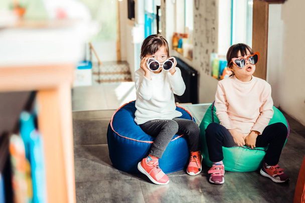 Uklidněte malé děti sedícího pohromadě na opěradlích - Fotografie, Obrázek
