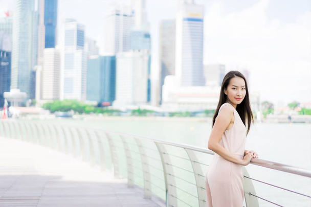 Belle femme asiatique sourire et heureux de voyager en singapore cit
 - Photo, image