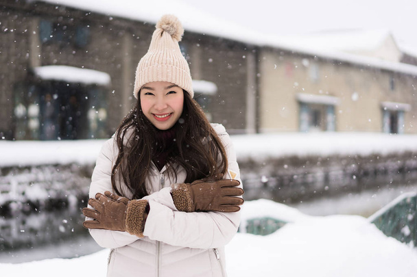 Hermosa joven mujer asiática sonrisa y feliz con viaje en
  - Foto, imagen