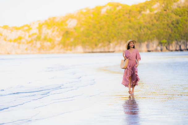 Retrato joven hermosa mujer asiática caminar sonrisa y feliz en el
 - Foto, imagen