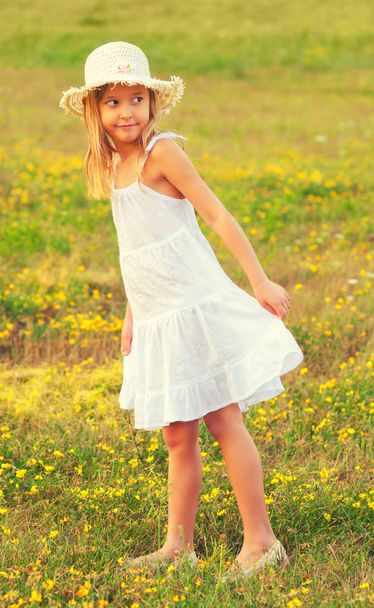 Kleines Mädchen in weißem Kleid auf der Wiese - Foto, Bild