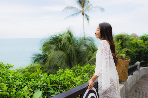 Portrét krásná mladá asijská žena, která se dívá na mořskou pláž - Fotografie, Obrázek
