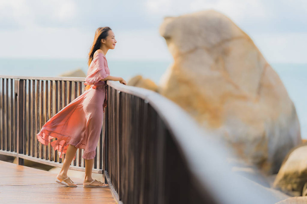 Portrait belle jeune femme asiatique regardant mer plage océan pour
 - Photo, image