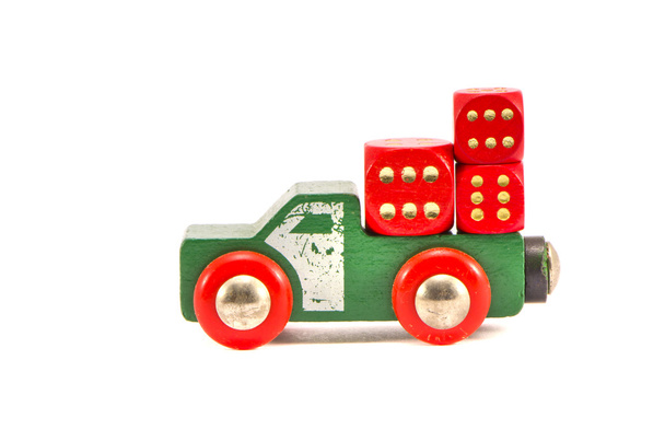 oude vrachtwagen speelgoed met drie rode dobbelstenen geïsoleerd op wit - Foto, afbeelding