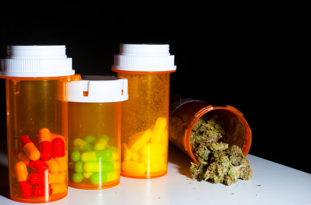 Marihuana y pastillas
 - Foto, Imagen