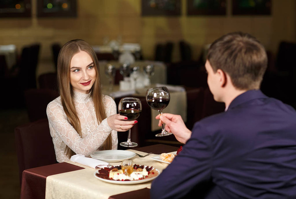 Couple toasting wineglasses in a luxury restaurant - Φωτογραφία, εικόνα