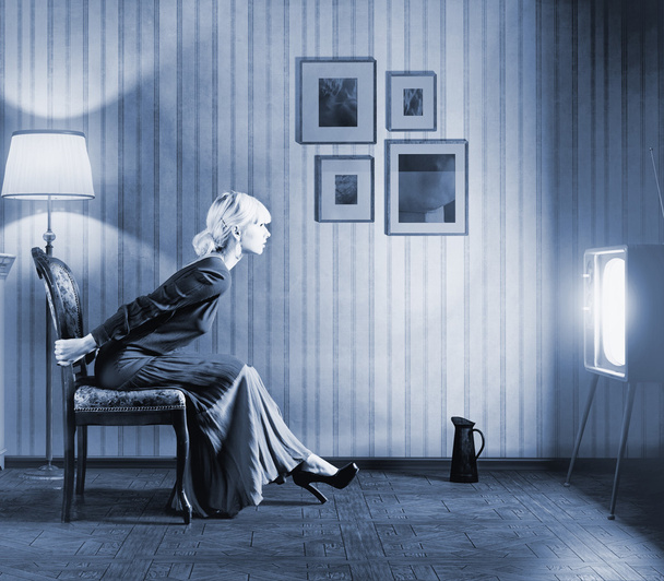 kobieta oglądająca telewizję - Zdjęcie, obraz