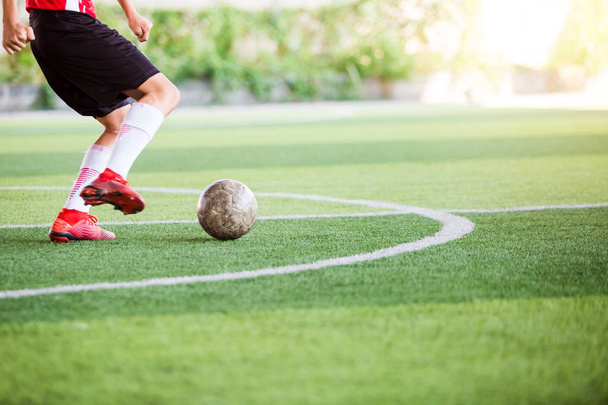 Velocità giocatore di calcio eseguito su tappeto erboso artificiale verde per sparare palla t
 - Foto, immagini
