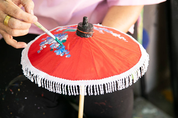 Paraguas de papel paraguas hecho a mano de Ban Bo-sang Chiang Mai Asia Tailandia
. - Foto, imagen