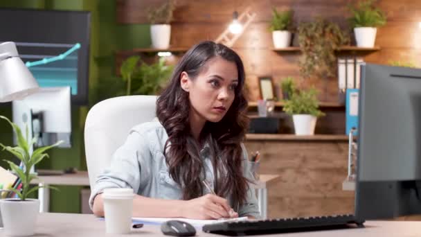Keskittynyt nainen lukee sähköpostia ja tekee muistiinpanoja leikepöydälle
 - Materiaali, video