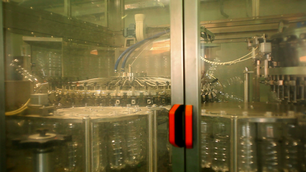 productie van plastic flessen voor mineraal water - Video