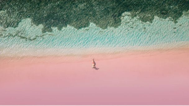 Pink Beach z panią w leżał na piasku. Lombok. Indonezja. - Zdjęcie, obraz