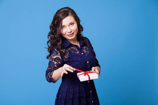 Asian girl holds a gift for the holiday - Valokuva, kuva