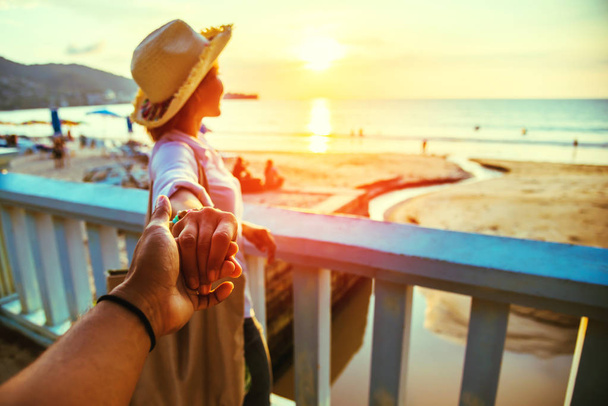 Ázsiai szerelmesek pár boldog, és mosolyogva kezében. Nyaralni strand nyaralás. - Fotó, kép