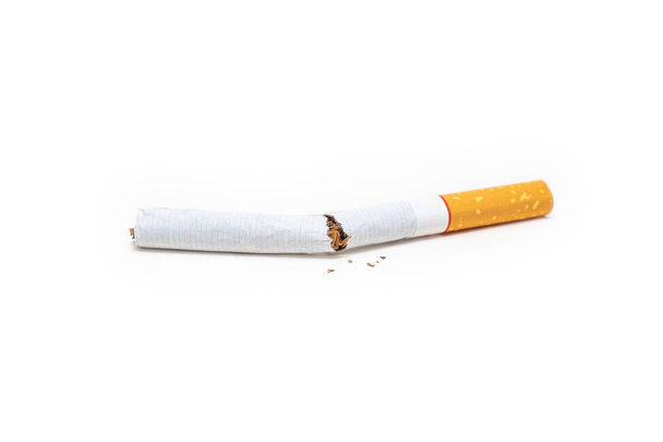 Знищена сигарета на білому тлі iSoled
. - Фото, зображення