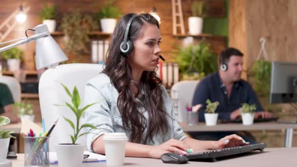 Customer Support operators werken in Cozy Office - Video