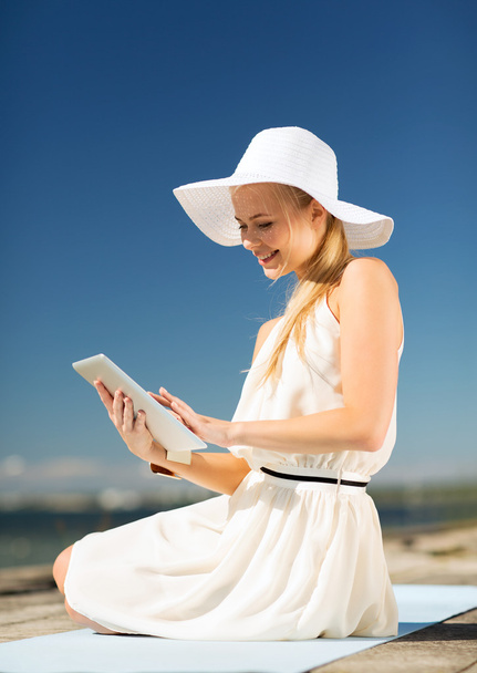 Mulher bonita em um vestido com tablet pc
 - Foto, Imagem