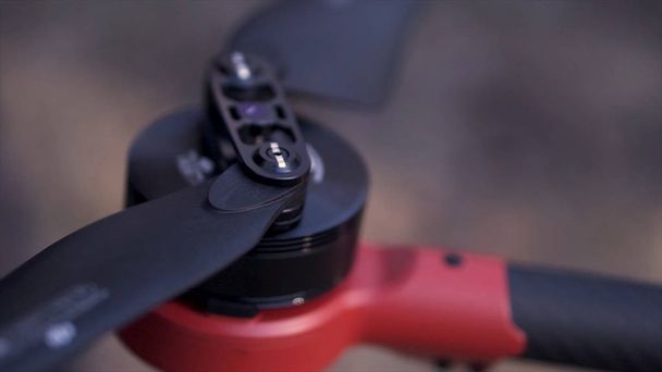 Close-up voor handen verspreiden van zwarte messen van een quadrocopter, het concept van leertechnieken. Een knip. Voorbereiding voor video filmen op wazige achtergrond. - Foto, afbeelding