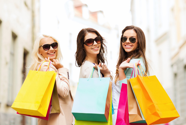 Girls with shopping bags in ctiy - Foto, afbeelding