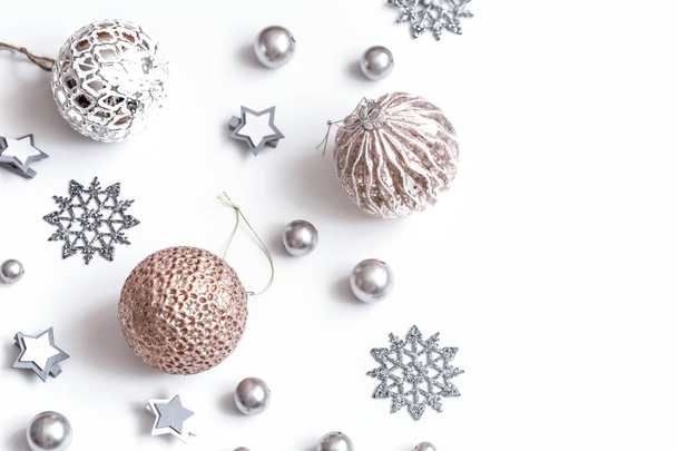 Αξεσουάρ Χριστουγέννων ή Πρωτοχρονιάς σε λευκό φόντο ισομετρική θέα. Διακοπές, δώρα, φόντο, μέρος για κείμενο, flatlay - Φωτογραφία, εικόνα