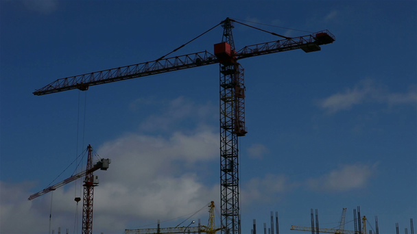1080p time-lapse, de bouw van een flatgebouw met meerdere artikelen - Video
