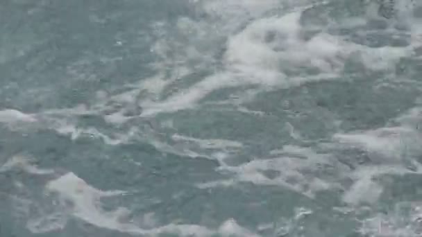 Το πλοίο αφήνει ίχνη στη θάλασσα-κοντινό  - Πλάνα, βίντεο
