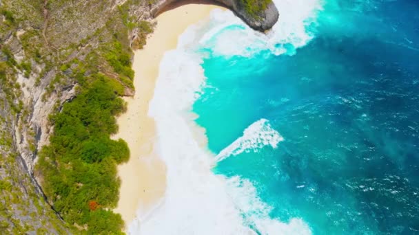 ヌサペニダ島の青い海とケリングビーチ。航空写真 - 映像、動画