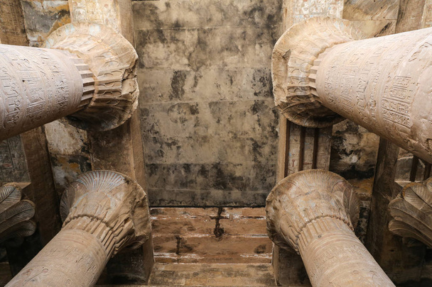 Colunas em Edfu Temple, Edfu, Egito
 - Foto, Imagem