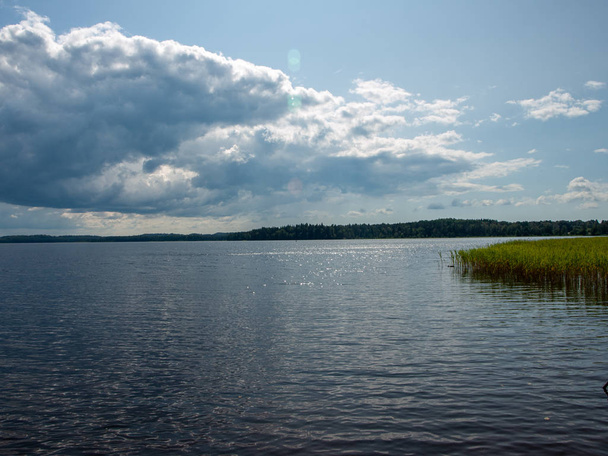 Güzel bir göl ve bulutlar Resmi, yansımaları ile yaz güneşli bir gün, Letonya - Fotoğraf, Görsel