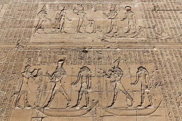 Сцена из храма Эдфу в Эдфу, Египет
 - Фото, изображение