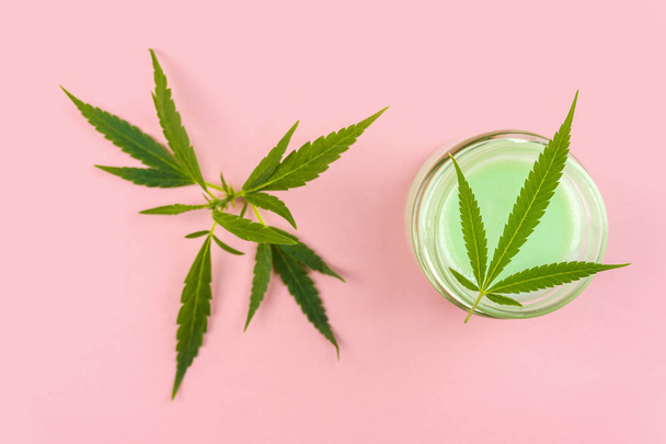 CBD Cannabis Cáñamo bálsamo crema tópica con hojas de cannabis
 - Foto, imagen