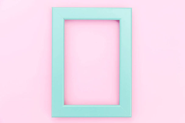 Απλά σχεδιασμό με άδειο μπλε πλαίσιο απομονώνεται σε ροζ παστέλ πολύχρωμο φόντο - Φωτογραφία, εικόνα