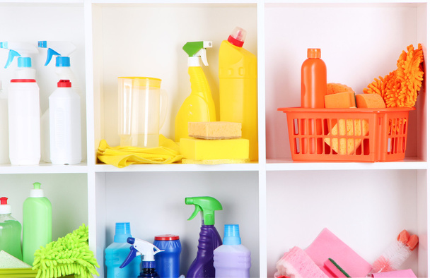 Prateleiras em despensa com produtos de limpeza para close-up em casa
 - Foto, Imagem