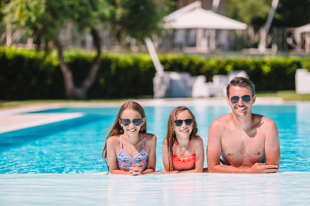 Boldog család négy a szabadban úszómedence - Fotó, kép