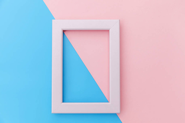 Jednoduše design s prázdným růžovým rámečkem izolovaným na růžovém a modrém pastelovém pozadí - Fotografie, Obrázek