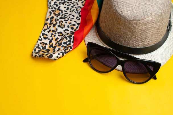 Zomer accessoires, Panama hoed en zonnebril op zomer blauw - Foto, afbeelding