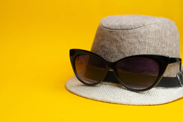Sarı backgro üzerinde yaz aksesuarları, panama şapka ve güneş gözlüğü - Fotoğraf, Görsel