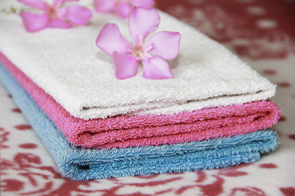 різнокольорові бавовняні біло-блакитні рожеві рушники для ванної кімнати
 - Фото, зображення