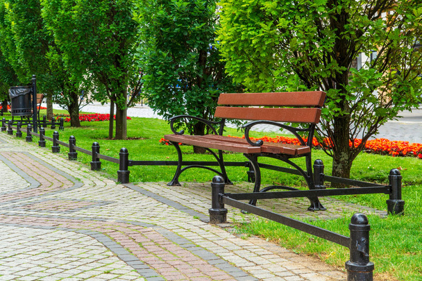 Парк в Познани, Польша. Вид на город и скамейки
. - Фото, изображение