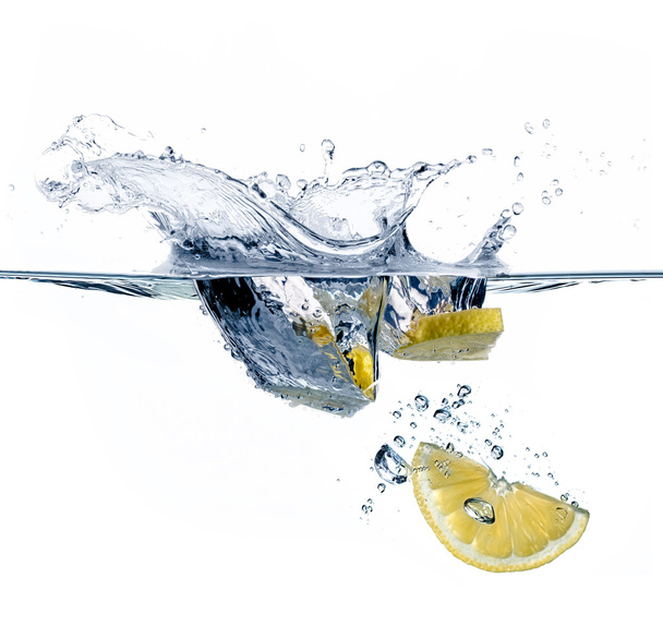 zdravá voda s citronem. stříkající - Fotografie, Obrázek